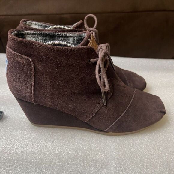 TOMS Women 7 Chocolate Brown Suede Desert Wedge Booties 2.5" - Picture 1 of 6